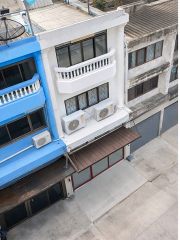 เหมาะสำหรับสำนักงาน โฮมออฟฟิศ คลังสินค้า MRTลาดพร้าว101 1.67กม. ลาดพร้าว 101 แยก36-44 อาคารพาณิชย์ 3.75 ชั้น 2 นอน 3 น้ำ  ค่าเช่า 24,999 บาท / เดือน ธุรกิจออนไลน์ คลินิก หรืออยู่อาศัย ทำเลลาดพร้าว เดินทางสะดวก ใกล้เดอะมอลล์ บางกะปิ 1.8 กม. รถไฟฟ้า ศูนย์การค้า โรงพยาบาล และสถานศึกษาหลายแห่ง เข้า-ออกสะดวกMRT Ladprao101 1.67km. Ladprao 101, Intersection 36-44 Rent 24,999 baht/month 3.75-story commercial building with 2 bed and 3 bath Ideal for office home office warehouse online business clinic or residence. Convenient Ladprao loca
