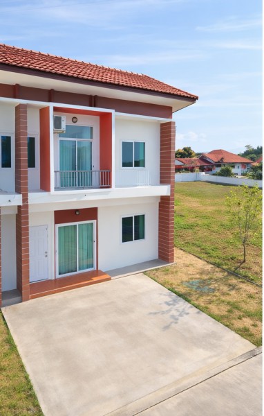 ทำเลมอเตอร์เวย์-หาดพลา เดินทางสะดวก บ้านฉาง ระยอง ใกล้รพ.สต.พลา 500 ม. ทาวน์โฮม 2 ชั้น ห้องมุม 2 นอน 2 น้ำ ขนาด 25 ตร.ว. 200 ตร.ม.เฟอร์ฯ และเครื่องใช้ไฟฟ้าครบ บรรยากาศเงียบสงบ เหมาะสำหรับอยู่อาศัย หรือพักผ่อน ใกล้หาดพลา 700 ม.ตลาด และสิ่งอำนวยความสะดวกครบ ราคาเช่า 14,999 บาท/เดือนBanChang Rayong Phla Beach 700m.  Two-story corner townhome with 2 bed and 2 bath on a 25 sq.wa. plot offering 200 sq.m. of usable space. Fully furnished with appliances in a quiet and peaceful setting. Located 500 m. from Phla Health Center and with convenient access to the M