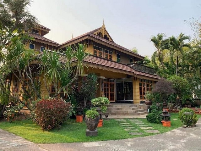 https://www.youtube.com/watch?v=DVEk18WhHa4บ้านสุดหรูน่าอยู่​ 29 ล้าน 1 ​ไร่​ 57​ ตรว​. #หนองควาย #หางดง ใกล้เมือง เดินทางสะดวก #ขายพร้อมเฟอร์นิเจอร์ #สามารถเข้ามาอยู่ได้เลยทันทีเนื้อที่ 1 ไร่ 57 ตารางวาบ้านหลังใหญ่ 1 หลัง เรือนกาแฟ 1 เรือนรับรอง 2 (สามารถทำเป็นเรือนแม่บ้านได้ 1)4 ห้องนอน4 ห้องครัว ในเรือนใหญ่ 2 เรือนกาแฟ 1 และเรือนรับรอง 16 ห้องน้ำ ในเรือนใหญ่ 3  เรือนกาแฟ 1 เรือนรับรองหลังละ 1 และข้างนอ