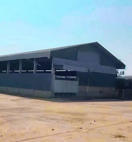 ขายโรงงาน เนื้อที่ดิน 22 ไร่ ผังม่วงลาย นิคมพัฒนา ระยอง เงื่อนไขการเช่าราคาขาย  150  ล้านบาท* ให้เช่าเหมารวม  1,200,000 บาท/เดือนสัญญาขั้นต่ำ 3 ปี ค่าประกัน  3 เดือน   ค่าเช่าล่วงหน้า 1 เดือน(เป็นของเดือนสุดท้ายของสัญญา)จ่ายเฉพาะพื้นที่ใช้สอย 10,078  ตร.ม ( ให้ใช้พื้นที่ทั้งหมด  )รายละเอียดที่ดินขนาด 22 ไร่พื้นที่ใช้สอย ขนาด10,078 ตร.มผังม่วงลาย สามารถขอใบอนุญาต รง .4 ได้สำนักงาน  159.9 ตร.ม