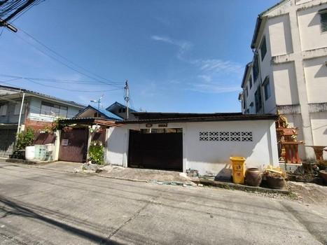 ขายที่ดิน พร้อมบ้าน ชั้นเดียว วชิรธรรมสาธิต 33 สุขุมวิท101/1 บางจาก ราคาขาย 4,000,000 บาทติดต่อ คุณช่อผกา โทร 0616198565 LINE 0616198565สำรอง LINE 0812523279 ส่งลิ้งก์ไว้ได้เลยขายที่ดิน ขนาดเนื้อที่ 45 ตารางวา พร้อมบ้านเดียวชั้นเดียวที่ดินหน้ากว้างประมาณ 7.30 เมตร ระยะทางจากปากซอยประมาณ 380 เมตร*ทำเลและการเดินทาง: ตั้งอยู่ในซอยสุขุมวิท 101/1 ซึ่งเชื่อมต่อระหว่างถนนสุขุมวิท,ถนนศรีนครินทร์ ซอย42, และถน�