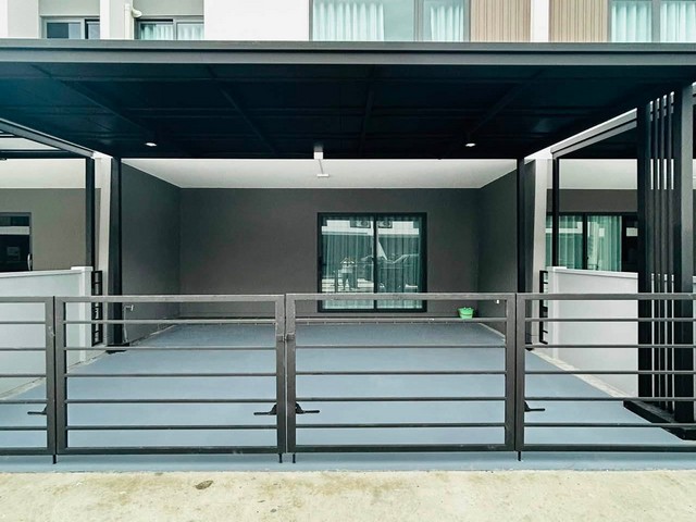 ให้เช่าทาวน์โฮม 2 ชั้น 3 ห้องนอน Pleno สุขุมวิท-บางนา 3 ตกแต่งเฟอร์ครบ พร้อมเข้าอยู่ ใกล้เมกะบางนา *** ราคาเช่า 40,000 บาท/เดือน  ติดต่อ:: ชยา โทร/ID Line:: 0942823961Link Line:: https://line.me/ti/p/3xFA1An8Kcรหัส# T26-1023ทาวน์โฮม 2 ชั้น Pleno สุขุมวิท-บางนา 3 เฟอร์นิเจอร์และเครื่องใช้ไฟฟ้าครบ หิ้วกระเป๋าเข้าอยู่ได้เลย• เนื้อที่ 18 ตรว.• พื้นที่ใช้สอย 110 ตรม.• 3 ห้องนอน (ห้องนอน 1 เตียงคิงไซส์ ตู้เสื้อผ้าบิวท์อิน, ห้องนอน2 เตียงค