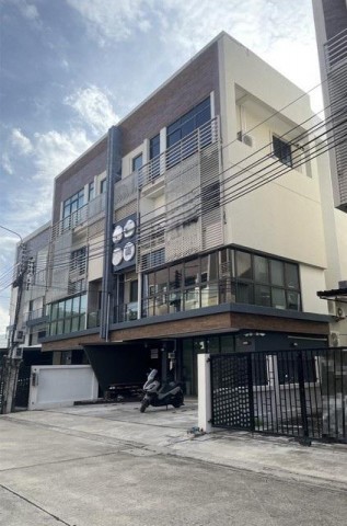 ขาย พร้อมผู้เช่า โฮมออฟฟิศ 4 ชั้น ดิสทริค เอกมัย รามอินทรา DISTRICT EKKAMAI RAMINTRA รามอินทรา 40 โมเดิร์นออฟฟิศ เดินทางสะดวก เหมาะซื้อทำออฟฟิศและอยู่อาศัยติดต่อ คุณช่อผกา โทร 0616198565 LINE 0616198565สำรอง LINE 0812523279 ส่งลิ้งก์ไว้ได้เลย- Home Office โฮมออฟฟิศ 4 ชั้น ดิสทริค เอกมัย-รามอินทรา (DISTRICT EKKAMAI-RAMINTRA)- เหมาะสำหรับทั้งเป็นออฟฟิศและที่อยู่อาศัย- พื้นที่ 44.6 ตารางวา- พื้นที่ใช้สอย 417 ตารางเมตร- 6 ห้อง- 4 ห้องน้ำ- 1 ห�