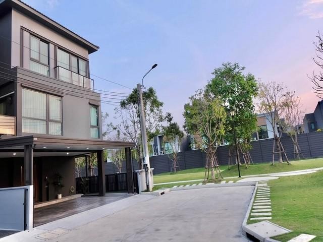 ขายบ้านหรู 3 ชั้น 241 ตร.ม 4 ห้องนอน บ้านกลางเมือง The Edition บางนา ทำเลดีที่สุดในโครงการ ติดสวนใหญ่หน้าบ้านไม่ชนใคร ตกแต่งเหมือนบ้านตัวอย่างติดต่อ:: ชยา โทร/ID Line:: 0942823961Link Line:: https://line.me/ti/p/3xFA1An8Kcรหัส# T26-913บ้านแฝด 3 ชั้น บ้านกลางเมือง The Edition บางนา หลังเมกะบางนา• พื้นที่ใช้สอย 241 ตารางเมตร• 4 ห้องนอน 4 ห้องน้ำ• 1 ห้องทำงาน 1 ห้องนั่งเล่น• 1 ห้องครัว• 3 ที่จอดรถ• ทำดีที่สุดในโครงการ ติดสวนใหญ่หน้า�