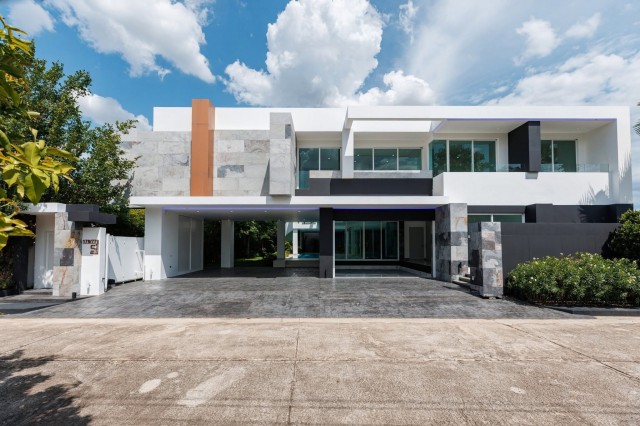 ขายบ้านใหม่ HOUSE OF BILLIONAIRE Style modern luxury พื้นที่ใช้สอยกว้างมากๆ  900ตรม.พิกัด ต.หนองควาย อ.หางดง จ.เชียงใหม่ราคาขาย 29.5 ล้านบาท ลดพิเศษ ..พื้นที่ใช้สอยใหญ่มากจะเป็นบ้านหลังใหญ่ หรือเป็น Homeoffice ก็เป็นได้ สามารถใส่ลิฟท์ในบ้านและนอกบ้านได้บ้านใหม่มากๆบ้านหรู style modern luxury โดดเด่นมีเอกลักษณ์ออกแบบและก่อสร้างด้วยทีมงานคุณภาพในหมูบ้านที่มีคุณภาพตอบโจทย์คนรุ่นใหม่ที่ต้องการความเงี�