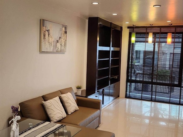 RTJ2302ให้เช่าทาวโฮม3ชั้น โครงการ อารียาแมนดารีน่า สุขุมวิท77 ใกล้สถานีศรีนุช รถไฟฟ้าสายสีเหลือง ,ใกล้ BTS. อ่อนนุชใกล้โรงเรียนนานาชาติ bankok prep เนื้อที่ 21 ตร.ว. พื้นที่ใช้สอย  200 ตรม. 3 ห้องนอน  3 ห้องน้ำ  แอร์ 4ตัวcontact : คุณเจี๊ยบ 092-851-6969Line : Keti2522ราคาเช่า 39,000 บาท/เดือน (สัญญาขั้นต่ำ 1ปี ) ·ที่ตั้ง ถ.สุขุมวิท 77 แขวงสวนหลวง เขตสวนหลวง กทม.เฟอร์นิเจอร์พร้อมเข้าอยู่- 3 ห้องนอน- 3 ห้องน้ำ- 1ห้องรับแข�