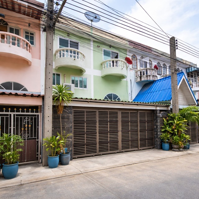 เลียบวารี ทาวน์เฮ้าส์ 2 ชั้นครึ่ง ใกล้ The Extenso พร้อมดาดฟ้า 2นอน 2 ห้องน้ำ 2 ที่จอดรถ  19ตร.ว. หนองจอก บิ๊กซีมิตรสัมพันธ์