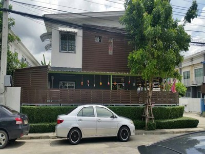 หลังมุม มีพื้นที่ข้าง ทาวน์โฮม 2ชั้น เดอะ คอนเนค 15 อ่อนนุช (The Connect 15 Onnut) 24.9 ตร.ว. ใกล้ APL บ้านทับช้าง.TPI-3283.ที่ตั้ง: ถ.เฉลิมพระเกียรติ ร.9 ซอย 87 แขวงประเวศ เขตประเวศ กรุงเทพมหานคร.Google Maps : https://maps.app.goo.gl/9qQ3mhczbDdfBD9Q6.รายละเอียด✅ ทาวน์โฮม 2 ชั้น หลังมุม ได้พื้นที่ใช้สอยรอบบ้านมากกว่า✅ ขนาด 24.9 ตร.ว. พื้นที่ใช้สอย 97.85 ตร.ม.✅ 3 ห้องนอน 2 ห้องน้ำ 3ที่จอดรถ(รอบบ้าน)✅ หันหน้าทิศใต้ รับลมได้ดี, ฝั่งทิศตะวันตก