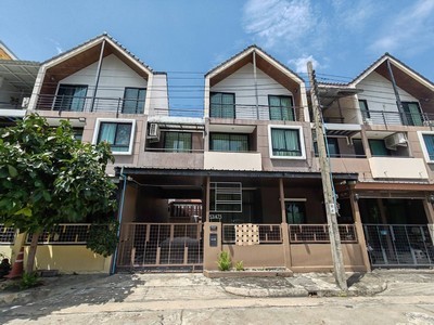 ขายทาวน์โฮม 3 ชั้น โครงการลูกกอล์ฟ พรีเมี่ยม เมืองทองธานี 25 ตร.วา พร้อมโฮมออฟฟิศ จอดรถ 4 คัน หน้าบ้านโล่ง พร้อมใช้งานทันที.TPI-3287.ที่ตั้งโครงการ  :  โครงการลูกกอล์ฟ พรีเมี่ยม เมืองทองธานี ตำบลบ้านใหม่ อำเภอปากเกร็ด จังหวัดนนทบุรี 11120.Google Maps  :  https://maps.app.goo.gl/8ocUr8tCbd7rkbaU8.รายละเอียดทรัพย์✅ ทาวน์โฮม 3 ชั้น สภาพดี เจ้าของดูแลอย่างดี เหมาะสำหรับใช้เป็นสำนักงาน บริษัท หรือโฮมออฟฟิศ พร้�