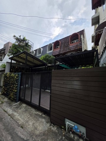 ให้เช่าทาวน์โฮม 3 ชั้นหลังมุม 250 ตร.ม. สาทร ซอย7 รีโนเวทใหม่ ใกล้ BTS ช่องนนทรี 200 เมตร*** ราคาเช่า 120,000 บาท/เดือน ( จดบริษัท + 5% ) ติดต่อ:: ชยา โทร/ID Line:: 0942823961   Link Line:: https://line.me/ti/p/3xFA1An8Kcรหัส# T26-628• ทาวน์เฮ้าส์ สาทร ซอย 7 แยก 1 รีโนเวทใหม่ ใกล้ BTS ช่องนนทรี • เนื้อที่ 36 ตรว.• พื้นที่ใช้สอย 250 ตร.ม.• แอร์ 9 ตัว (ไม่มีเฟอร์)• มีระเบียงยาวทั้งแนวด้านหลังของห้องชั้น 2-3 สามารถตกแต่งทำ Oasis เล็กๆ ร่มรื่น • ที่จอดรถย�