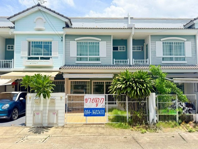 #ขาย หมู่บ้าน วิลเลจจิโอ รังสิต-คลอง3 (ลำลูกกา)- เป็นทาวน์เฮาส์ 2 ชั้น -  พื้นที่ 18 ตร.ว. 2 ห้องนอน 3 ห้องน้ำ 1 ห้องครัว 1 จอดรถ บ้านเลขที่ 39/147 หน้าบ้านหันทางเหนือ    บ้านสวยพร้อมเข้าอยู่ได้เลย สาธารณูปโภคครบครัน  อยู่ใกล้แหล่งความเจริญ การเดินทางสะดวกสบาย      พิกัดตำแหน่ง -หมู่บ้าน วิลเลจจิโอ รังสิต-คลอง3 ( ลำลูกกา)-ตำบล ลาดสวาย -อำเภอ ลำลูกกา -จังหวัด ปทุมธานี    https://maps.app.goo.gl/xMkDQXN373FBso6a8?g