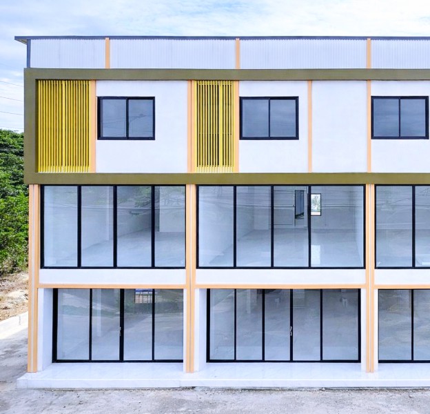 นิคมปิ่นทอง3 3.4กม. โรบินสัน บ่อวิน 4กม.  โคตรใหญ่ กว้าง อาคารพาณิชย์ให้เช่า 3 ชั้น เปิดซิง! วัดบ่อวิน 2.4กม.  28ตรว. 238ตรม. 16,999 B-M 3นอน 3น้ำ ตั้งอยู่หน้าหมู่บ้านใหญ่ Pinthong3 Industrial 3.4km Robinson Bowin 4km.Huge and wide 3-story commercial building for rent brand new! WatBowin 2.4km 28 sq.wa. 238sq.m. 16,999B-M. 3beds 3baths. Located in front of a large housing estate.นิคมอุตสาหกรรมปิ่นทอง 3 ตำบล บ่อวิน อำเภอศรีราชา ชลบุรี 20230VDO 1minshttps://youtube.com/shorts/vsrWtDkxvYkโคตรใหญ่ กว้าง 5เมตรเปิดสำนักงานหรือใช้เป็นที่อยู่อาศัยทำธุร
