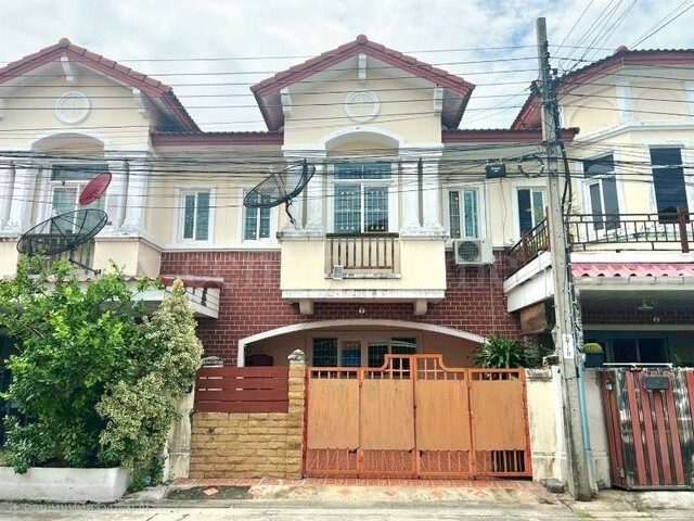 รหัสทรัพย์ : N1258ทาวน์โฮม เดอะ คอนเนค5 วงแหวน-รามอินทรา ทำเลดี ถูกสุดในโครงการที่ตั้ง :&nbsp;ซอยกาญจนาภิเษก5/7 ถนนรามอินทรา แขวงท่าแร้ง เขตบางเขน กรุงเทพมหานคร 10220&nbsp;รายละเอียดทรัพย์- ทาวน์โฮม 2 ชั้น ขนาดพื้นที่&nbsp;21 ตารางวา พื้นที่ใช้สอย 150 ตารางเมตร- 3&nbsp;ห้องนอน, 2&nbsp;ห้องน้ำ, 1 ห้องครัว, 1 ห้องรับแขก, 2 ที่จอดรถ&nbsp; &nbsp;- พื้นชั้นบนลามิเนต / พื้นชั้นล่างกระเบื้อง- พร้อมต่อเติมห้องครั�