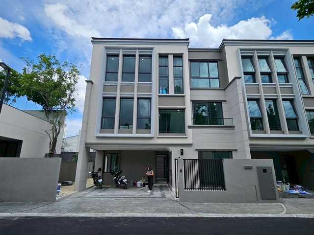 ให้เช่า ทาวน์โฮม Classe Ratchayothin ขนาด 41.6 ตร.วา พทชส 228 ตร.ม  3 ห้องนอน 4 ห้องน้ำ บ้านใหม่ 3 ชั้น วิวสวนและน้ำพุ ใกล้ BTS พหลโยธิน 130,000/เดือนทาวน์โฮมหรูสไตล์โมเดิร์น บ้านใหม่พร้อมเข้าอยู่ ภายในโครงการคุณภาพ Classe Ratchayothin ออกแบบพื้นที่ใช้สอยอย่างลงตัว รองรับการอยู่อาศัยของครอบครัวขนาดใหญ่ พร้อมพื้นที่ทำงานภายในบ้าน เดินทางสะดวก ใกล้ BTS พหลโยธิน 24 และแหล่งไลฟ์สไตล์สำคัญย่านรัชโยธิน�