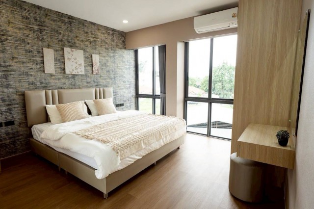 ขายคอนโดพร้อมอยู่ 43 ตร.ม. ใกล้ 89 Plaza เชียงใหม่ ราคา 2.15 ล้านบาทคอนโดห้องใหญ่ ฟังก์ชันครบ พร้อมส่งมอบ เหมาะสำหรับอยู่อาศัยเองหรือซื้อไว้ลงทุนปล่อยเช่า ทำเลเดินทางสะดวก ใกล้โรงเรียน โรงพยาบาล สนามบิน และแหล่งช้อปปิ้งในตัวเมืองเชียงใหม่รายละเอียดห้องห้อง Type Cพื้นที่ใช้สอย 43 ตารางเมตร1 ห้องนอน1 ห้องน้ำ1 ห้องครัวแบ่งพื้นที่ห้องนั่งเล่นและพื้นที่รับประทานอาหารเป