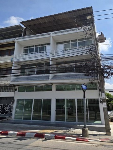 ให้เช่าอาคาร 3 ชั้นครึ่ง+ดาดฟ้ามีหลังคา ห้องหัวมุม ติดถนนเฉลิมพระเกียรติ ร.9 ซอย 5 รีโนเวทใหม่ ใกล้รถไฟฟ้าศรีอุดม 400 เมตรติดต่อ:: ชยา โทร/ID Line:: 0942823961Link Line:: https://line.me/ti/p/3xFA1An8Kcรหัส# T26-1008อาคาร 3 ชั้นครึ่ง+ดาดฟ้ามีหลังคา ห้องหัวมุม ติดถนนเฉลิมพระเกียรติ ร.9 ซอย 5 รีโนเวทใหม่• ขนาด 56.5 ตร.วา• ห้องหัวมุม จอดรถได้ 6 คัน (ด้านหลังมีโรงจอดรถ)• รีโนเวทเสร็จใหม่ สวยงาม• ใกล้รถไฟฟ้าศรีอุดม 400 เมตร�