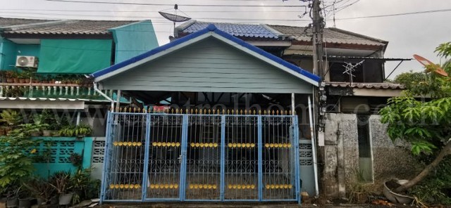 รหัสทรัพย์ : 7270บ้านแฝด 2 ชั้น ซอยวัดใหม่ผดุงเขต นนทบุรี ทำเลดี บรรยากาศเงียบสงบ ราคาคุ้มที่ตั้ง : ซอยวัดใหม่ผดุงเขต ตำบลศาลากลาง อำเภอบางกรวย จังหวัดนนทบุรี 11130รายละเอียดทรัพย์&nbsp;- บ้านแฝด 2 ชั้น ขนาดเนื้อที่ 25 ตารางวา พื้นที่ใช้สอยประมาณ 100 ตารางเมตร&nbsp;- 2 ห้องนอน, 1 ห้องน้ำ, 1 ห้องครัว, 1 ห้องนั่งเล่น, 1 ที่จอดรถ- ชั้นล่างพื้นกระเบื้อง / ชั้นบนพื้นลามิเนต- แอร์ 1 เครื่อง- หน�