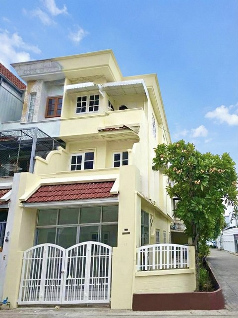 ให้เช่า - ขายทาวน์โฮม 3 ชั้นหลังมุม 36 ตรว. 4 ห้องนอน โชคชัย 4 ซอย 72 ใกล้สตรีวิทยา 2 รีโนเวทพร้อมเข้าอยู่ *** ราคาเช่า 25,000 บาท/เดือน *** ราคาขาย 6.49 ล้านบาทติดต่อ:: ชยา โทร/ID Line:: 0942823961Link Line:: https://line.me/ti/p/3xFA1An8Kcรหัส# T26-320ทาวน์โฮม 3 ชั้น หลังมุม ย่านโชคชัย 4 สตรีวิทยา 2• เนื้อที่ 36 ตารางวา มีพื้นที่ข้างบ้าน• 4 ห้องนอน• 3 ห้องน้ำ• ห้องรับแขก ห้องรับประทานอาหาร• ด้านหน้าต่อเติมเป็นห้องกระจกสามารถทำเป�