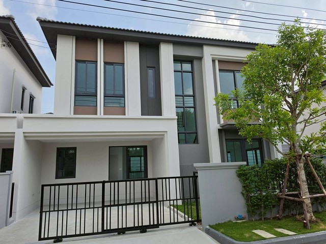 LV53568 ขาย บ้านกลางเมือง ดิ อิดิชั่น ศรีนครินทร์-สวนหลวง Baanklangmueng The Edition Srinakarin-Suanluang ใกล้ Mega Bangnaราคาขาย : 7.9 ล้านบาทที่ตั้ง : ซอยร่วมสามัคคี แขวงดอกไม้ เขตประเวศ กทม.ชื่อโครงการ : บ้านกลางเมือง ดิ อิดิชั่น ศรีนครินทร์-สวนหลวง / Baanklangmueng The Edition Srinakarin-Suanluangรายละเอียด :- พื้นที่ใช้สอย 161 ตร.ม. - ที่ดิน 52 ตร.ว. - เป็นบ้านเปล่ายังไม่ได้ตกแต่ง - 3 ห้องนอน - 4 ห้องน้ำ - พร้อมที่จอดรถ 2 คัน สิ่งอำนวยความสะดวก : - คล