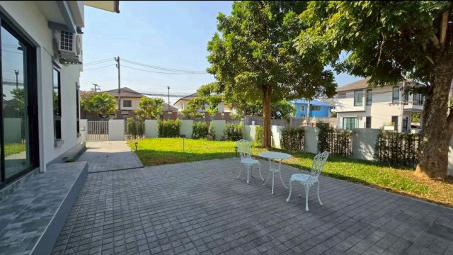 ให้เช่า 38,000 บาท/เดือน ขาย 5.9 ล้าน 117 ตรว. #โซนสันทราย #ใกล้กาดสามแยก บ้านเดี่ยว 2 ชั้น #หลังมุม พร้อมสนามหญ้ากว้าง บรรยากาศร่มรื่น เป็นส่วนตัวสูงรายละเอียดบ้านเนื้อที่ 117 ตารางวา4 ห้องนอน 3 ห้องน้ำห้องแม่บ้านแยกส่วน พร้อมห้องน้ำในตัวบ้านหลังมุม พื้นที่สวนกว้าง ไม่ติดบ้านหลังอื่น ให้ความเป็นส่วนตัวสูงครัวไทยแยกส่วน เหมาะสำหรับการใช้งานจริงพื้นที่รอบบ้านกว้าง �
