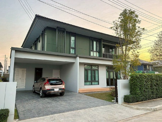 ราคาเช่า 70,000 บาท/เดือน | #บุราสิริ #สันผีเสื้อ บ้านเดี่ยวหรู 2 ชั้น #แปลงมุม วิวสวนส่วนตัว | บ้านสวย ทำเลดี ฟังก์ชันครบ พร้อมเข้าอยู่ทันที!รายละเอียดทรัพย์เนื้อที่ดิน 316 ตารางเมตร (79 ตารางวา)พื้นที่ใช้สอย 247 ตารางเมตร4 ห้องนอน4 ห้องน้ำครัวฝรั่ง (Western Kitchen) 1 ห้องครัวไทย 1 ห้องที่จอดรถ 2 คันเฟอร์นิเจอร์ครบครัน พร้อมเครื่องใช้ไฟฟ้าคุณภาพสูงเครื่องปรับอากาศ 5 เครื่องSmart TV ขนาด 65 �