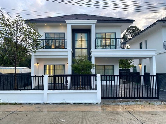 TEL : 092-288 9359 คุณดนิตาLine : https://line.me/ti/p/yxo92dHWP1รายละเอียด : พื้นที่ดิน 61 -104  ตรว.พื้นที่ใช้สอย 190  ตร.ม.4 ห้องนอน  3 ห้องน้ำ  2 ที่จอดรถสัมผัสความเงียบสงบในบรรยากาศส่วนตัว รายล้อมด้วยสิ่งอำนวยความสะดวก และการเดินทางที่คล่องตัวยิ่งขึ้นไลฟ์สไตล์เหนือระดับ…ตอบโจทย์ครอบครัวยุคใหม่ โดดเด่นด้วยฟังก์ชันครบครัน พร้อม ห้องนอนชั้นล่าง ที่ออกแบบมาเพื่อความสะดวกของผู้สูงอายุ หรือปรับเ�