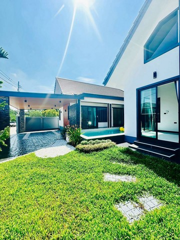 TEL : 092-288 9359 คุณดนิตาLine : https://line.me/ti/p/yxo92dHWP1พลูวิลล่าหรู สไตล์ Modern Luxury พร้อมสระว่ายนน้ำส่วนตัวกลางธรรมชาติ บนทำเลศักยภาพ โป่งราคาเพียง 10.9 ล้านบาท (ค่าโอนคนละครึ่ง 50/50)รายละเอียด : พื้นที่ 100 ตรว. (พื้นที่ใช้สอย 400 ตรม.)3 ห้องนอน | 4 ห้องน้ำ | 1 ห้องรับแขก2 ครัว (ครัวนอก/ครัวไทย)ที่จอดรถ 2 คันสระว่ายน้ำส่วนตัว (ขนาด 4x8 เมตร)ไม่มีค่าส่วนกลาง- ของแถมจัดเต็มกว่า 15 รายการ - เครื่องใช้ไฟฟ้าครบครัน (แ