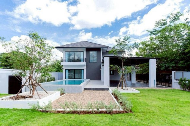 Pool Villa 8.79 ล้าน – #สันกลาง #สันกำแพง บ้าน 2 ชั้น พร้อมสระว่ายน้ำส่วนตัว ทำเลทอง #น้ำไม่ท่วม อยู่สบายทุกฤดู เหมาะทั้งอยู่อาศัยและลงทุนปล่อยเช่ารายละเอียดบ้านที่ดิน 118.9 ตร.วา | พื้นที่ใช้สอย 347.8 ตร.ม.3 ห้องนอน | 4 ห้องน้ำ | ห้องรับแขกกว้างจอดรถได้ 4 คันสระว่ายน้ำระบบเกลือ Overflow ขนาด 9x4 ม.คอร์ทยาร์ดพร้อมสวนสวยไม่มีค่าส่วนกลางฟรีของแถมสุดคุ้ม มูลค่าหลักแสนถังเก็บน้ำ DOS 1,000 ลิตร + ป�