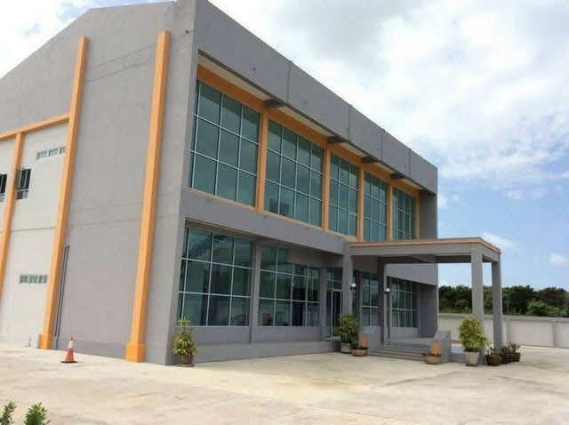 ขายโรงงานใหม่ 2,094 ตร.ม. เนื้อที่ 3 ไร่ ทำเลทอง บางเสาธง สมุทรปราการ ใกล้สนามบินสุวรรณภูมิราคาขาย 68,000,000 บาทพื้นที่ดิน 3 ไร่ พื้นที่ใช้สอยรวม 2,094 ตร.ม.- คลังสินค้า 1,152 ตร.ม.- สำนักงาน 2 ชั้น (ชั้น 1 : 492 ตร.ม. / ชั้น 2 : 450 ตร.ม.)พื้นรับน้ำหนักสูง 30 ตัน/ตร.ม. (ความหนาพื้น 40 ซม.) ความสูง 8.6 - 11 เมตร - ระบบไฟฟ้า น้ำบาดาล ประปาพร้อมใช้งาน- สิ่งอำนวยความสะดวก: ลานจอดรถ ป้อมยาม สนามหญ้า- ออกแบบตามหลักฮว�