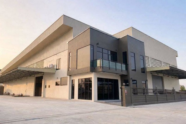 ให้เช่า โรงงาน/โกดัง/ออฟฟิต แบ่งให้เช่าพื้นที่รวมทั้งหมดกว่า 3,200 ตรม. ( ในพื้นที่กว่า 2 ไร่ )เงื่อนไขการเช่าค่าเช่า 200,000 บาท /เดือนมัดจำ 3 เดือน ล่วงหน้า 1 เดือน สัญญาขั้นต่ำ 3 ปีไม่มีค่าส่วนกลาง (ถนนโครงการส่วนบุคคล)รวมพื้นที่ใช้สอย ( 2,800 ตารางเมตร )- พื้นที่ใช้สอยในโกดัง 1,500  ตรม.- เพิ่มพื้นที่ชั้นลอย 2 ชั้น 550   ตรม. (โครงเหล็กไวด์แฟรงค์)- พื้นที่ออฟฟิต 2 ชั้น รวม 300   ตรม.รายละเอี