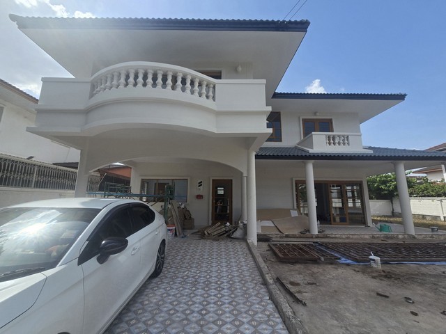 ให้เช่าบ้านเดี่ยวหลังใหญ่ พื้นที่รอบบ้านกว้างขวาง อยู่ในช่วงรีโนเวทค่ะ  #บ้านเช่าฝั่งธน/กรุงเทพ•120ตรว.•4ห้องนอน 3ห้องน้ำ•1ห้องแม่บ้าน•1ห้องโถง•1ห้องครัว•บ้านเปล่า ไม่มีเฟอร์นิเจอร์•แอร์ใหม่3เครื่อง•จอดรถได้หลายคัน ซอยบรมราชชนนี 111 แขวงศาลาธรรมสพน์ เขตทวีวัฒนา กรุงเทพ10170 ใกล้แหล่งชุมชนและถนนสายหลัก ติดถนนปิ่นเกล้า-บรมราชชนนี, ใกล้พุทธมณฑลสาย 3สถานที่ใกล�
