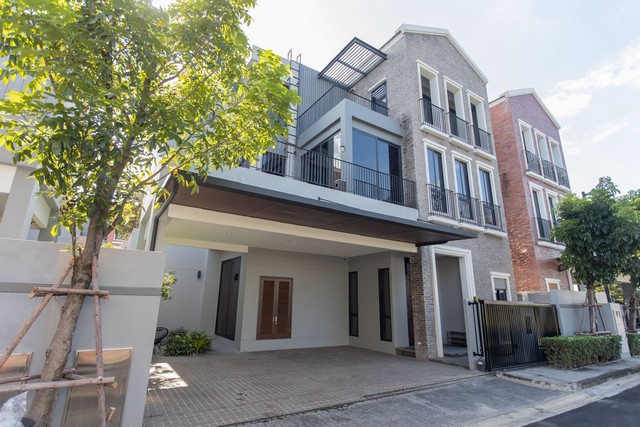 ให้เช่าบ้านหรูโครงการ Artale Ekkamai–Ramintra บ้าน 3 ชั้น เฟอร์นิเจอร์และเครื่องใช้ไฟฟ้าครบ พร้อมระบบรักษาความปลอดภัย เหมาะสำหรับครอบครัวและผู้บริหารรายละเอียดบ้าน- ที่ดิน 55 ตารางวา- พื้นที่ใช้สอย 390 ตารางเมตร- บ้าน 3 ชั้น- 4 ห้องนอน- 6 ห้องน้ำ- ห้องนั่งเล่น- ห้องครัวบิวท์อิน- ห้องแม่บ้านพร้อมห้องน้ำ- จอดรถ 3 คัน- แอร์ 10 เครื่องจุดเด่น- เฟอร์นิเจอร์ครบ- ติดฟิล์มกันความร้อน- ประตูร