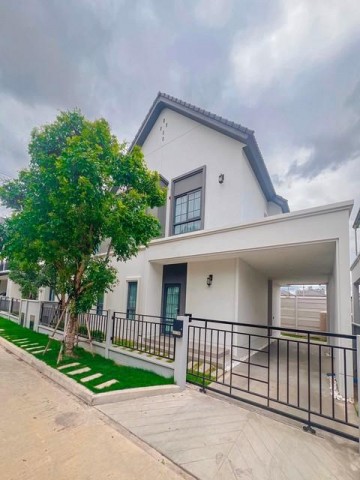 ให้เช่าบ้านเดี่ยว 2 ชั้น 57 ตรว. 4 ห้องนอน โครงการ Centro บางนา (เฟส 2) ใกล้เมกะบางนา เฟอร์พร้อมเข้าอยู่ติดต่อ:: ชยา โทร/ID Line:: 0942823961Link Line:: https://line.me/ti/p/3xFA1An8Kcรหัส# T26-1015บ้านเดี่ยว Centro บางนา (เฟส 2) บ้านตกแต่งใหม่ทั้งหลัง พร้อมอยู่ หันทิศเหนือ• เนื้อที่ 57 ตรว.• พื้นที่ใช้สอย 235 ตรม.• 4 ห้องนอน 4 ห้องน้ำ• ห้องรับแขก / ห้องครัว• ที่จอดรถ 2 คัน• บ้านหันหน้าทิศใต้ ทิศดี รับลม• ทำเลทอง: เพียง 800 เมตรจาก เมกะ