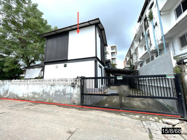 ขาย บ้านเดี่ยว/ทาวน์เฮ้าส์/คอนโด โครงการ บ้านเดี่ยว ขอนแก่น  ถนน บ้านกอก ตำบล ในเมือง อำเภอ เมืองขอนแก่น จังหวัด ขอนแก่น  ราคาโปรโมชั่น  4,626,000    บาท    ลดจาก  6,362,000     บาท ราคาโปรโมชั่นตั้งแต่วันที่ 1 กรกฎาคม 2569 – 30 กันยายน 2569  รายละเอียดทรัพย์ -  เนื้อที่ 77.00 ตร.ว.  พื้นที่ใช้สอย 175.50 ตร.ม. -  3 ห้องนอน 2 ห้องน้ำ  -  1 ที่จอดรถ  -  บ้านหันไปทางทิศ ใต้  พิกัดทรัพย์ : https://maps.app.goo.gl/HDM4UfTWwA8dpEbQ6  สถานที่ใกล้เค�