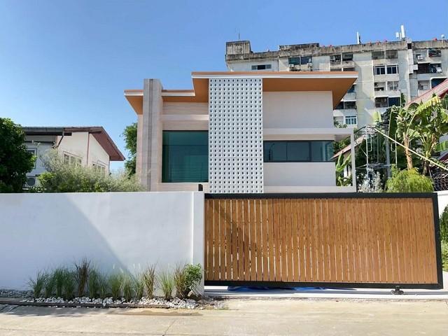 ขายบ้านเดี่ยว 2 ชั้น ย่านลาดพร้าว โชคชัย 4 นาคนิวาส ลาดพร้าว-วังหิน ( รีโนเวทใหม่ )ราคาขาย 18,500,000 บาท ( ราคาบ้านเปล่า แล้วเสร็จ 31 ก.ค. )ราคาขาย 19,500,000 บาท ( ราคาบ้านตัวอย่าง ลงเฟอร์ )ที่ตั้ง ถนนโชคชัย 4 ซอย 36 แขวงลาดพร้าว เขตลาดพร้าว กรุงเทพมหานครติดต่อ : คุณภัสพงณ์ 0634098164Line : deedee23https://www.facebook.com/profile.php?id=61581484955548เนื้อที่ 100 ตารางวา พื้นที่ใช้สอย 350 ตารางเมตร จำนวน 2 ชั้น 4 ห้องนอน 3 ห้องน้ำ จอดรถ 4 คันDou