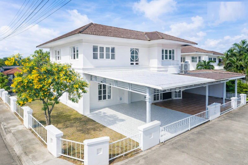 บ้านพักตากอากาศ ใกล้ตลาดบ้านฉาง 2.8 กม.บ้านฉาง บ้านเดี่ยว 2 ชั้นนอน หาดพยูน700ม.3น้ำ และหาดน้ำริน บรรยากาศเงียบสงบ 17,998บาท/เดือน 82ตร.ว. 325 ตร.ม. พร้อมเฟอร์ฯนำเข้าจาก Chic Republic เหมาะสำหรับอยู่อาศัย สถานพยาบาล แหล่งช้อปปิ้ง และนิคมอุตสาหกรรมมาบตาพุด ราคาเช่า BanChang A quiet 2-story detached house 3bed Phayoon Beach 700m. 17,998THB/month. 3bath NamRin Beach. Set on an 82sq.w. 325sq.m. fully furnished with imported Chic Republic furniture. Ideal for living or a vacation home. Close to Ban Chang Market 2.8 km. shopping centers and Map Ta Phut Industrial Estate. ราคาขา