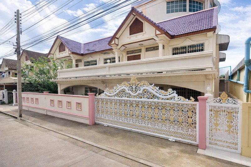 ถนนสุขุมวิท นาเกลือ บางละมุง บ้านเดี่ยว 2 ชั้น 3 นอน 3 น้ำ ราคาเช่า 29,999 บาท/เดือน บ้านหรูบนที่ดินขนาดใหญ่ เหมาะพักอาศัย เดินทางสะดวก ใกล้รพ.พัทยาปัทมคุณ 2 กม.แหล่งท่องเที่ยว และแหล่งช้อปปิ้งของพัทยาบรรยากาศเป็นส่วนตัว ใกล้รร.มารีวิทย์ พัทยา 250 ม.  100 ตร.ว. 400 ตร.ม. Sukhumvit Rd. NaKluea BangLamung Two-story detached house for rent 3bed 29,999THB/month. 3bath near MarieVith School Pattaya 250 m. from Sukhumvit Road. Land area 100 sq.wa. usable area 400 sq.m. Spacious luxury home with a private atmosphere. Close to Pattaya Patumkun Hospital 2 km. tourist attra