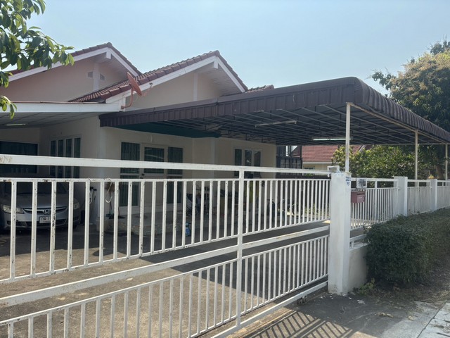 #ขายบ้านทั้งสองหลัง บริเวณรั้วรั้วติดกัน  ที่ดินกว้างขวาง: จอดรถได้หลายคัน มีที่ดินเหลือสามารถปลูกผัก ปลูกต้นไม้ ทำเป็นร้านกาแฟ หรือ เปิดร้านกาแฟ/คาเฟ่ได้ทำเลทอง: เดินทางสะดวก แหล่งชุมชน แต่ยังคงความสงบ เป็นส่วนตัวสูง# รายละเอียดตัวบ้าน: พิกัด: 212/2 หมู่ 3 ตำบลนครชุม อำเภอเมือง จังหวัดกำแพงเพชร  เนื้อที่ 1 งาน 50.8 ตารางวา  3 ห้องนอน / 2 ห้องน้ำ / จอดรถยนต์ได้ 2 คัน    (บ้�