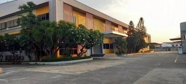 ขายโรงงาน 19-3-51.5 ไร่ พื้นที่ใช้สอย 16,400 ตร.ม. โรงงานพรีเมียมมาตรฐานสากล ราคาขาย: 3xx,xxx,xxx บาทค่าใช้จ่ายในการโอนคนละครึ่งเนื้อที่รวม: 19 ไร่ 3 งาน 51.5 ตร.วา (31,204 ตร.ม.) ที่ดินผังสีม่วงพื้นที่ใช้สอย: ประมาณ 16,400 ตร.ม.ออกแบบและก่อสร้างตามมาตรฐาน HACCP, ISO 14000, ISO 18000 และผ่านการรับรองจาก อย.รายละเอียดอาคาร- อาคารโรงงาน / สำนักงาน 2 หลัง (มีลิฟต์ และออฟฟิศหรูตกแต่งครบ)- อาคารโกดังสินค้า 1 หลัง- อาคาร�