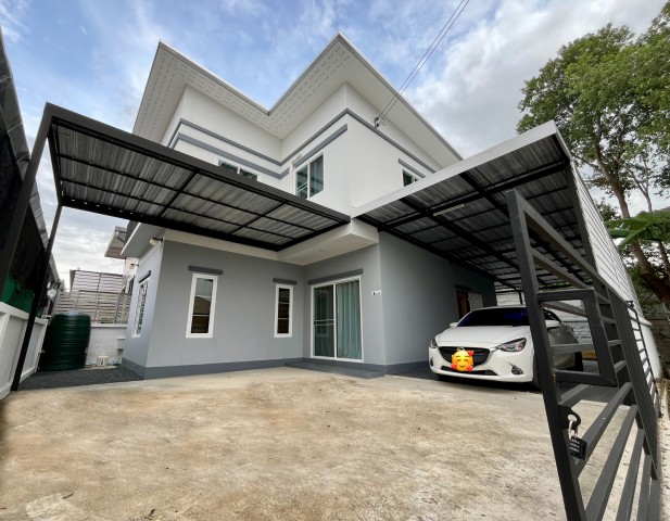 รอบเมืองเชียงใหม่-ดอยสะเก็ด ใกล้ตลาดแม่กวง 3.5 กม.บ้านเดี่ยว 2 ชั้น 3 นอน 3 น้ำ พื้นที่ใช้สอยกว้างขวาง 50 ตร.วา. 200 ตร.ม.ทำเลเชียงใหม่-ดอยสะเก็ด เหมาะอยู่อาศัย บ้านหลังใหญ่ท้ายซอย วิวภูเขา บรรยากาศสงบ พร้อมเฟอร์ฯ และเครื่องใช้ไฟฟ้าครบ ใกล้Meta Mall 4.2 กม.สถานศึกษา โรงพยาบาล และหน่วยราชการสำคัญ เดินทางเข้าเมืองสะดวกNear Mae Kuang Market 3.5 km. Two-story detached house with 3 bed  Around Chiang Mai city - Doi Saket3 bath on 50 sq.wa. land and 200 sq.m. usable area. Located