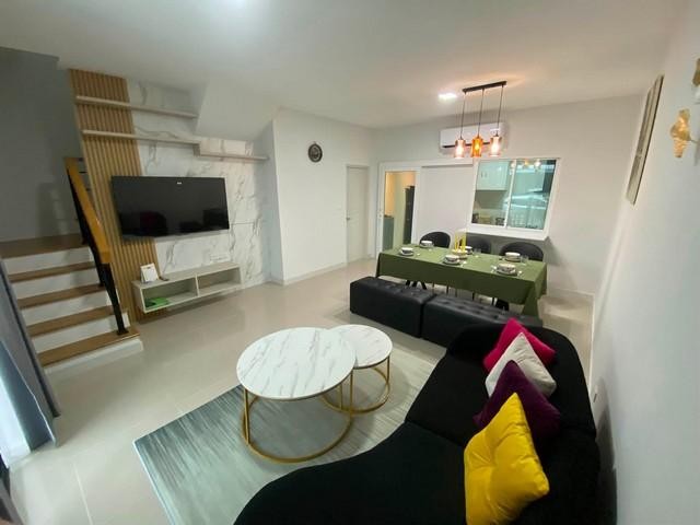 ให้เช่าทาวน์โฮม 2 ชั้น 3 ห้องนอน Pleno สุขุมวิท-บางนา 3 ตกแต่งเฟอร์ครบ พร้อมเข้าอยู่ ใกล้เมกะบางนาติดต่อ:: ชยา โทร/ID Line:: 0942823961Link Line:: https://line.me/ti/p/3xFA1An8Kcรหัส# T26-1023ทาวน์โฮม 2 ชั้น Pleno สุขุมวิท-บางนา 3 เฟอร์นิเจอร์และเครื่องใช้ไฟฟ้าครบ หิ้วกระเป๋าเข้าอยู่ได้เลย• เนื้อที่ 18 ตรว.• พื้นที่ใช้สอย 110 ตรม.• 3 ห้องนอน (ห้องนอน 1 เตียงคิงไซส์ ตู้เสื้อผ้าบิวท์อิน, ห้องนอน2 เตียงควีนไซส์ , ห้องนอน3 เตียงsi