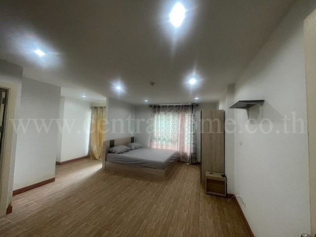 รหัสทรัพย์ N1283เดอะคริสตัล คอนโดมิเนียม รัตนาธิเบศร์ 3ที่ตั้ง : ถนนเรวดี&nbsp;ตำบลตลาดขวัญ อำเภอเมืองนนทบุรี จังหวัดนนทบุรี 11000รายละเอียดทรัพย์- คอนโดห้องมุม ชั้น 4 ทั้งหมดมี 8 ชั้น ขนาด 36.28 ตารางเมตร- 1 ห้องนอน, 1 ห้องน้ำ, 1 ห้องนั่งเล่น, มีระเบียง- เตียง+ที่นอน, ตู้เสื้อผ้า, โต๊ะเครื่องแป้ง, ผ้าม่าน- ค่าส่วนกลาง 920 บาท/เดือน- ระเบียงหันไปทางทิศตะวันออกสิ่งอำนวยความสะดวก- สระว