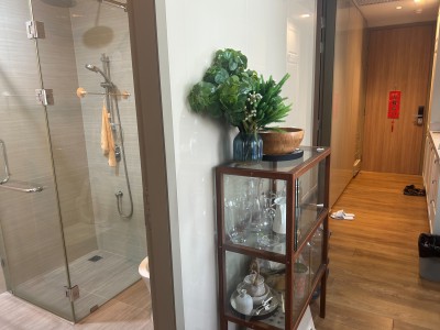 Luxury Living in Phrom Phong | ขายคอนโดหรู Noble BE33 (โนเบิล บี เทอร์ตี้ทรี) คอนโดหรูทำเลทอง ใจกลางสุขุมวิท ใกล้ BTS พร้อมพงษ์ เพียง 500 เมตร ดึงดูดทุกความสะดวกสบายและการใช้ชีวิตระดับพรีเมียม!ราคาพิเศษเพียง 15,000,000 บาท (คุ้มค่าน่าลงทุน ราคาต่ำกว่าตลาดเฉลี่ยในตึกเดียวกัน!) รายละเอียดห้องพัก:พื้นที่ใช้สอย: - ขนาดใหญ่สะใจ 78 ตารางเมตร- ตำแหน่ง: ชั้นสูง 15+ ห้องหันรับวิวเมืองสวยแบบไม่โดนบล็อกสายต�