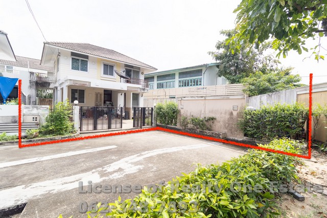 M11839ขายบ้านแฝด หมู่บ้านโฮมเพลส วงแหวนรัตนาธิเบศร์ บางใหญ่ – เนื้อที่ใหญ่ 61.6 ตร.ว. ราคาถูกมาก!บ้านแฝดสองชั้นบนที่ดินใหญ่ พิเศษถึง 61.6 ตารางวา หายากในโครงการนี้พื้นที่ใช้สอย 132 ตรม. จอดรถได้มากกว่า 2 คัน มี 3 ห้องนอน 2 ห้องน้ำ บ้านหันหน้าทิศตะวันตกหลังนี้เป็น บ้านท้ายซอย หน้าบ้านไม่ชนกับบ้านอื่น ด้านหน้าเป็นสวนสาธารณะ บรรยากาศโปร่งโล่ง เงียบสงบ น่าอยู่ หมดปัญหาเร�