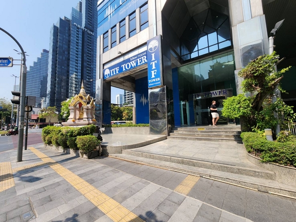 ขายด่วน พื้นที่สำนักงาน ห้องมุม ITF Tower Silom ขนาด 147 ตรม. เป็นตึกสำนักงาน ออฟฟิต โดยเฉพาะ ใกล้ BTS ช่องนนทรี เพียง 200 เมตร เท่านั้น*** ราคาขาย 23 ลบ. เท่านั้น *** ตึก ITF Tower ออฟฟิต สำนักงาน ใกล้ BTS ช่องนนทรี ****** สนใจติดต่อ คุณต่อ 089-175-6462 ***รายละเอียด (B1-0223)- พื้นที่สำนักงาน อยู่ชั้น 11 พื้นที่ใช้สอย 147 ตร.ม. ห้องมุม ตกแต่งเป็นสำนักงาน สไตล์ LOFT เฟอร์ครบ- ปรับปรุงเป็นสำนักงาน มีห้องโถงใหญ่ ห้องประชุ�
