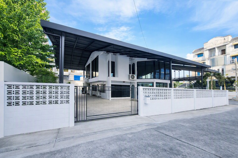 MRT โชคชัย4 1.86 กม. พร้อมลานจอดรถได้ 12 คัน ให้เช่าอาคารสำนักงาน 2 ชั้น ย่านรัชดา สุทธิสาร ลาดพร้าว 4นอน 4น้ำ MRT สุทธิสาร 2.45 กม. 119,998B-M MRT ลาดพร้าว 2.8 กม. ที่ดิน 100 ตร.ว. พื้นที่ใช้สอย 520 ตร.ม.  ตกแต่งสวย พร้อมใช้งาน เหมาะสำหรับสำนักงาน โชว์รูม คลินิก หรือธุรกิจทุกประเภทParking for 12Cars MRT LatPhrao 2.8km  2-Storey Office Building MRT Chokchai4  1.86km.  119,998B-M  for Rent in Ratchada Suthisan Near MRT Sutthisan 2.45km Lat Phrao Area 4Beds 4Baths  100sq.wah 520sq.m. Beautifully Renovated Ready for Office Showroom Clinic or Business Useสุทธิสารลาดพร้า�