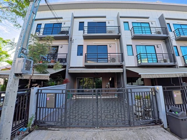 RTJ2317ให้เช่าทาวโฮม 3ชั้น โครงการบ้านกลางเมือง รามอินทราวัชรพลใกล้ รถไฟฟ้าสายสีชมพู สถานีรามอินทรา กม.9 ,Fashion Island , Big C รามอินทรา และ โรงเรียนสาธิตพัฒนาเนื้อที่  20 ตร.ว. พื้นที่ใช้สอย 145 ตร.ม. หน้ากว้าง 5 ม. 3 ห้องนอน  3 ห้องน้ำ  แอร์ 6 ตัว2 ที่จอดรถสนใจติดต่อคุณเจี๊ยบ 092-851-6969Line;Keti2522ราคาเช่า 30,000/เดือน ประกัน 2 เดือน ล่วงหน้า 1 เดือน     สัญญาเช่า 1 ปีถ. วัชรพล แขวงออเงิน เขตสายไหม กรุงเทพมหานค�