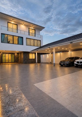 Pool Villa บ้านเดี่ยวหรู 6 นอน MRTลาดพร้าว71 1กม.57.9ล้านบาทเซ็นทรัล อีสต์วิลล์ 1.2 กม. นาคนิวาส1-4  8 น้ำ  ใกล้สำนักงานเขตลาดพร้าว 750 ม. โลตัส รามอินทรา เนื้อที่ 173 ตร.ว. พื้นที่ใช้สอย 800 ตร.ม. พร้อมสระว่ายน้ำส่วนตัวระบบน้ำแร่ เหมาะอยู่อาศัย โฮมออฟฟิศ และบ้านผู้บริหาร ทำเลศักยภาพลาดพร้าว ใกล้เซ็นทรัล อีสต์วิลล์ 1.2 กม.สถานศึกษา โรงพยาบาล ศูนย์การค้า และรถไฟฟ้าMRT Pool Villa Luxury 6-bedCentral EastVille 1.2km NakNiwas1-4  57.9 m