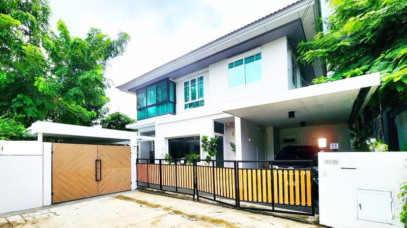 ปัญญาอินทรา ใกล้รร.สาธิตพัฒนา 500 ม. 101ตร.ว. 39,999 บาท / เดือน บ้านเดี่ยว 2ชั้น 4-5นอน 3 น้ำ พื้นที่ใช้สอยกว้างขวาง พร้อมสวนสไตล์รีสอร์ท เฟอร์ฯ และเครื่องใช้ไฟฟ้าครบ เหมาะสำหรับอยู่อาศัย ทำเลปัญญาอินทรา ใกล้ซาฟารีเวิลด์ 1.2 กม. ศูนย์การค้า และรถไฟฟ้าMRT เดินทางสะดวก เชื่อมต่อถนนหลักหลายสาย PanyaIndra Two-story detached house 4-5bed a 3bath 500 m. 39,999THB/month. Satit Pattana Sch. 101sq.wa. spacious living space and a resort-style garden. Fully furnished with appliances. Prime Panya Indra location near Safari World 1.