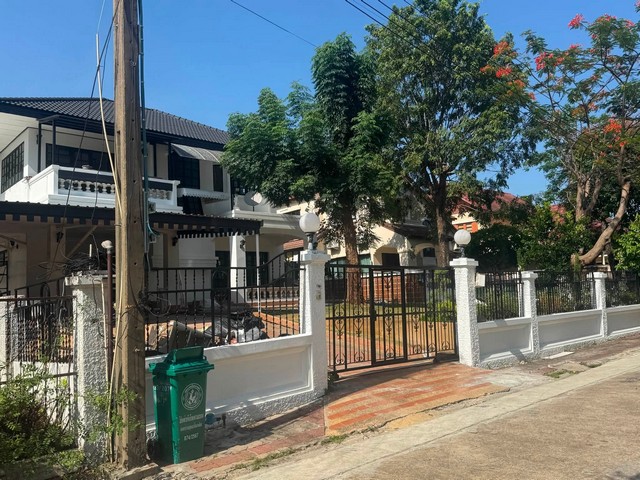 ให้เช่าบ้านเดี่ยว 2 ชั้น 119 ตรว. 4 ห้องนอน ลดาวัลย์ ศรีนครินทร์ Ladawan Srinakarin ซอยศรีด่าน 14 ใกล้ Makro ศรีนครินทร์  *** ราคาเช่า 90,000 บาท/เดือน  ติดต่อ:: ชยา โทร/ID Line:: 0942823961   Link Line:: https://line.me/ti/p/3xFA1An8Kcรหัส# T26-1087บ้านเดี่ยว 2 ชั้น ลดาวัลย์ ศรีนครินทร์ Ladawan Srinakarin ซอยศรีด่าน 14 • เนื้อที่ 119 ตรว• 4 ห้องนอน• 4 ห้องน้ำ • 1 ห้องอเนกประสงค์พร้อมห้องน้ำในตัว• 1 ห้องแม่บ้าน 1 ห้องน้ำแม่บ้าน • แอร์/ เครื่องทำน้ำอุ่น/ ตู้เย็น/ เ